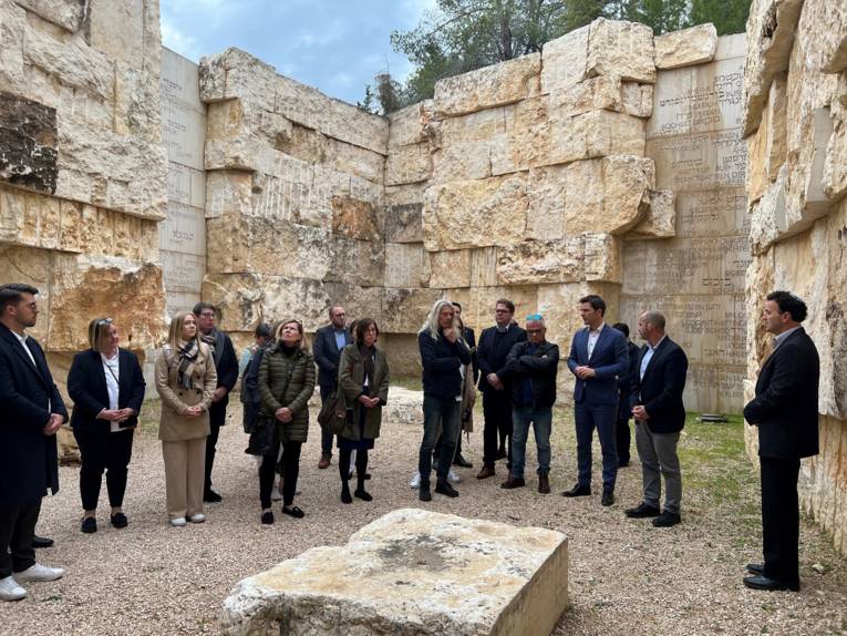 Delegation im Tal der Gemeinden_Yad Vashem